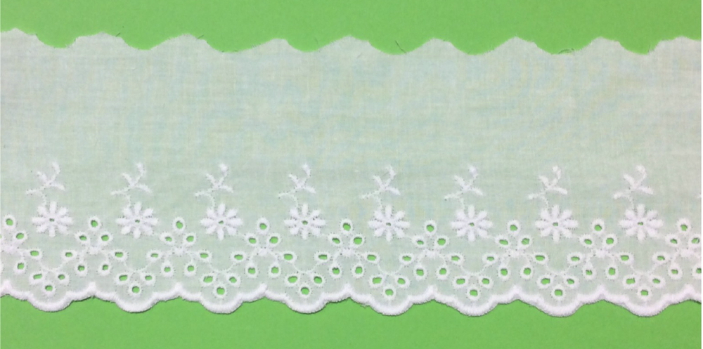 0,70 m Baumwollspitze 85 mm weiss mit Blümchen Stickerei